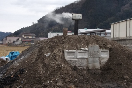 自作｛即席｝炭窯！
只今　燃焼中