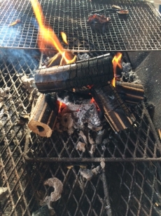 肉、無くなったけどまだ燃えてる(^^♪