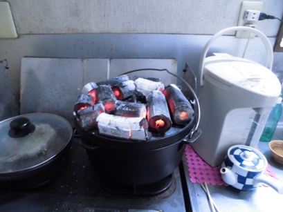 右ダッチオーブン、下は弱火で上強火が基本。左がフライパンで調理中。