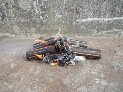 井桁状に組んだ新聞紙の上にモミガライトをおきます。そして新聞紙に着火！