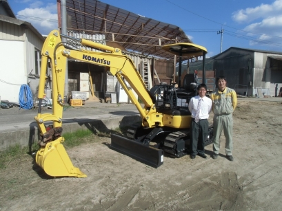 コマツ美作株式会社の
左　営業　立花君
右　サービス　小林氏