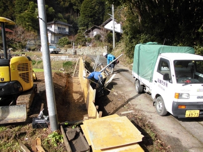 床掘完了。まずは、擁壁内側の型枠組立中