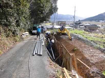 鋼管で固めています