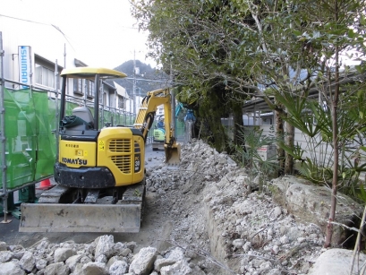 コンガラ集積中　狭いので積み込みが大変です


