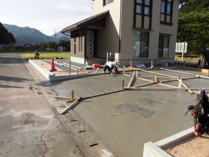 コンクリート打設完了、コテ押え中