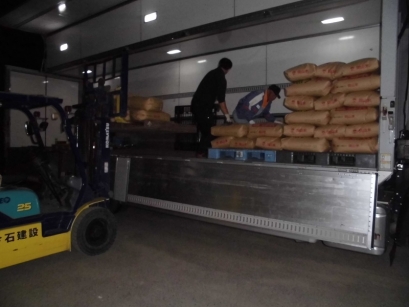 積み込み中。大型トラックはでっかいな～！