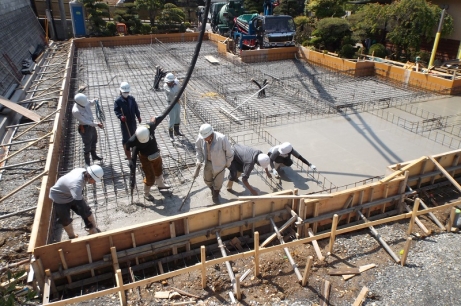 土間コンクリート打設中